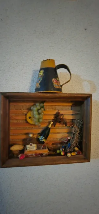 Adorno de uvas y botella