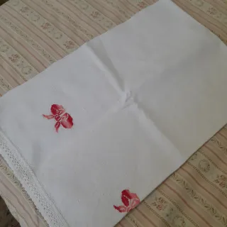 Asciugamano antico con ricamo floreale rosso