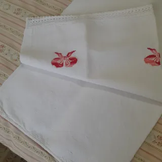 Asciugamano antico con ricamo floreale rosso