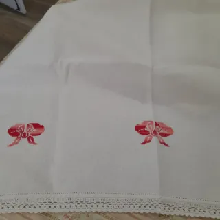 Asciugamano antico con ricamo floreale rosso