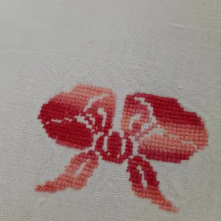 Asciugamano antico con ricamo floreale rosso