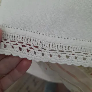 Asciugamano antico con ricamo floreale rosso