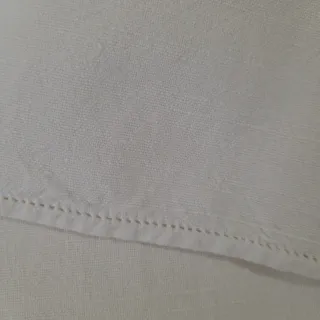 Asciugamano antico con ricamo floreale rosso