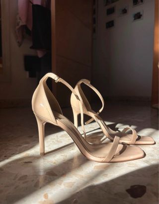 Tacones beige de tiras