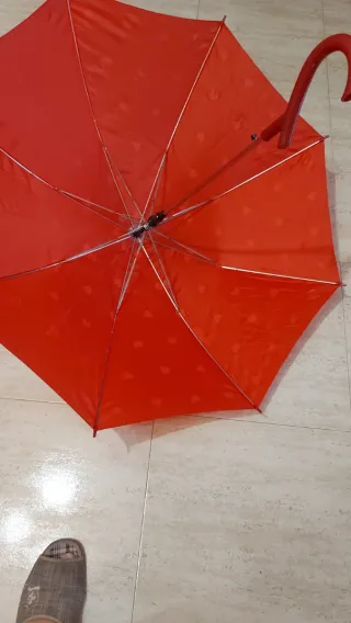 Paraguas rojo con corazones blancos