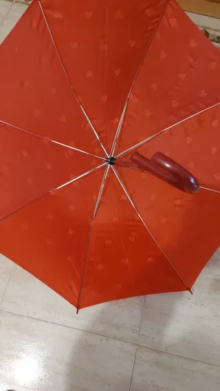 Paraguas rojo con corazones blancos