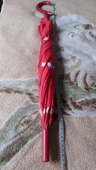 Paraguas rojo con corazones blancos