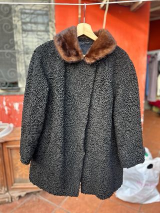 Pelliccia Astrakan Nera con Collo Marrone di vison