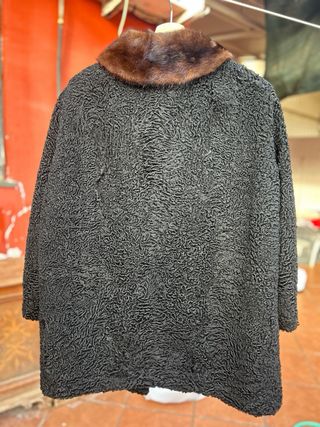 Pelliccia Astrakan Nera con Collo Marrone di vison