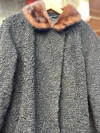 Pelliccia Astrakan Nera con Collo Marrone di vison