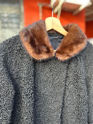 Pelliccia Astrakan Nera con Collo Marrone di vison