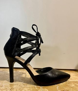 Zapatos de tacón negros con tiras