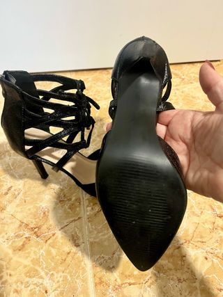 Zapatos de tacón negros con tiras