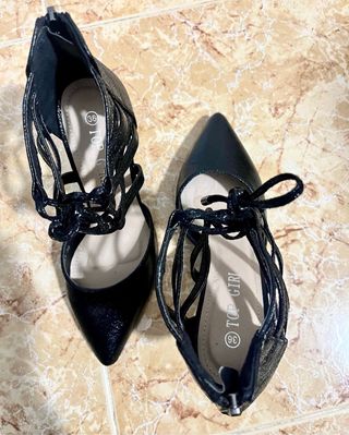 Zapatos de tacón negros con tiras