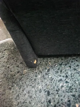 Sillón de tela negro con cojín estampado