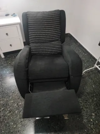Sillón de tela negro con cojín estampado