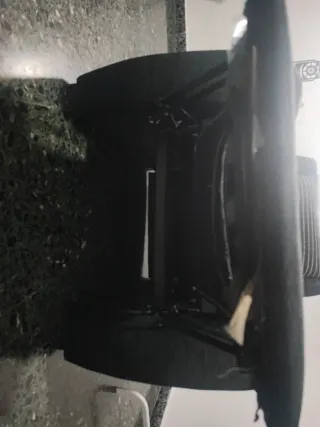 Sillón de tela negro con cojín estampado