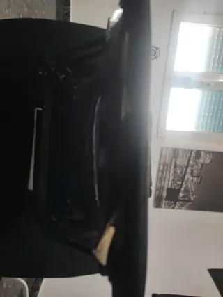 Sillón de tela negro con cojín estampado