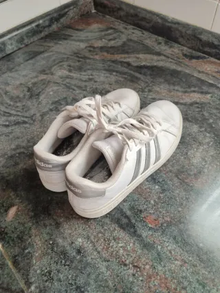 Zapatillas Adidas Blancas y Plateadas