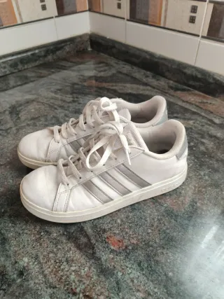 Zapatillas Adidas Blancas y Plateadas