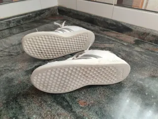 Zapatillas Adidas Blancas y Plateadas