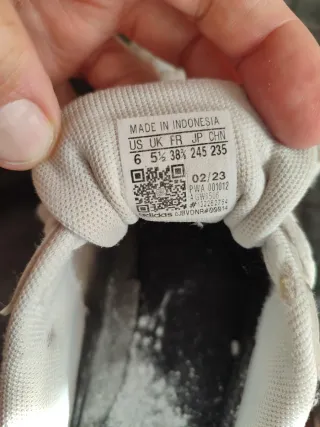 Zapatillas Adidas Blancas y Plateadas