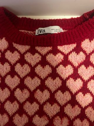 Maglioncino con cuoricini rosa su sfondo rosso