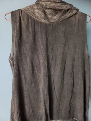 Blusón de punto con detalle de brillos.