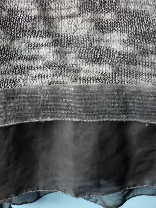 Blusón de punto con detalle de brillos.