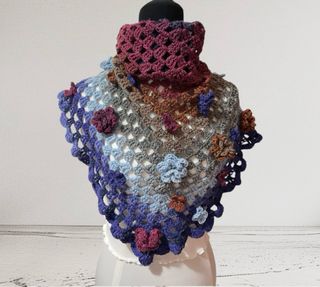 Scialle uncinetto con fiori