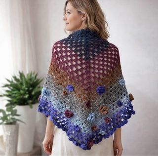 Scialle uncinetto con fiori