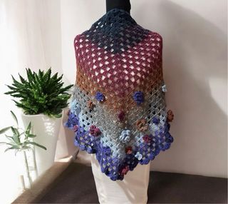 Scialle uncinetto con fiori