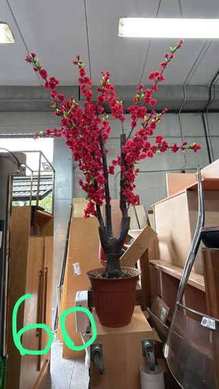 Maceta con planta de flor artificial