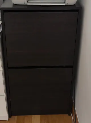 Zapatero de madera oscuro