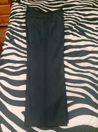 Traje negro con rayas finas