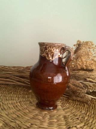 Jarrón de cerámica marrón