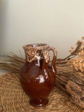 Jarrón de cerámica marrón