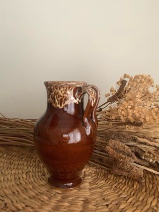 Jarrón de cerámica marrón