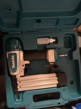 Grapadora Makita Neumática