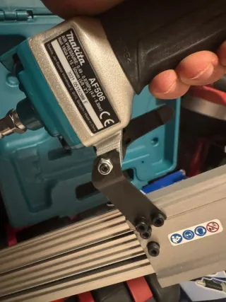 Grapadora Makita Neumática