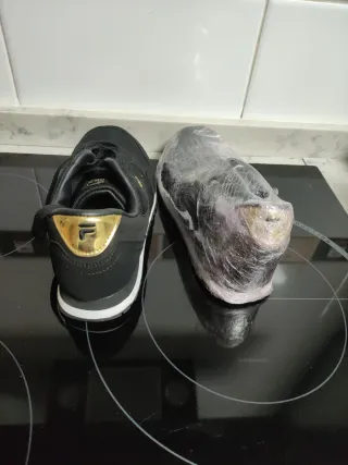 Tenis Fila Negros con Dorado