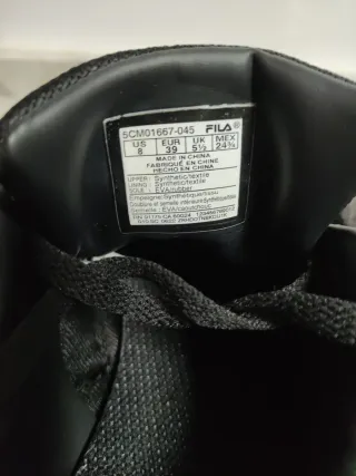 Tenis Fila Negros con Dorado