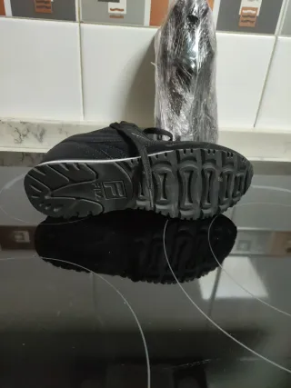 Tenis Fila Negros con Dorado