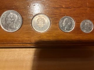 Mural barnizado con 5 monedas venezolanas