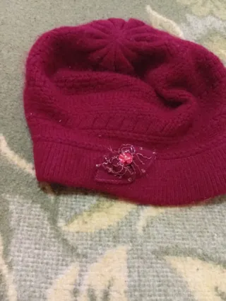 Lote di cappelli viola e rossi