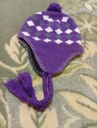 Lote di cappelli viola e rossi