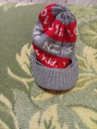 Lote di cappelli viola e rossi