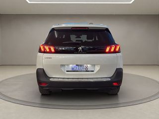 Peugeot 5008 .