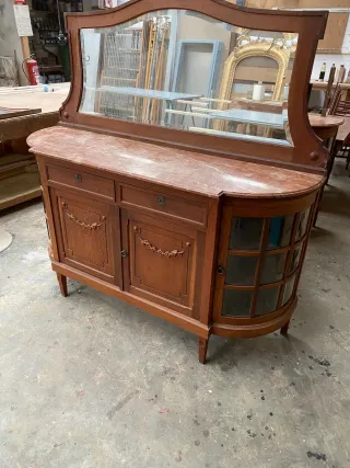 Mueble aparador de madera con espejo