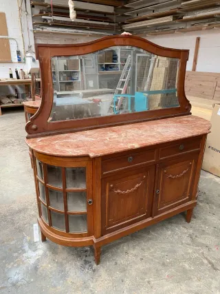 Mueble aparador de madera con espejo